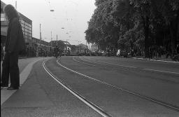 "AJZ-Schliessung" - Bewegte blockieren die Strassen und Tramgleise beim Landesmuseum mit Holzbrettern, 04.09.1980