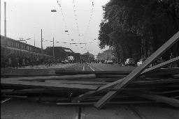 "AJZ-Schliessung" - Bewegte blockieren die Strassen und Tramgleise beim Landesmuseum mit Holzbrettern, 04.09.1980