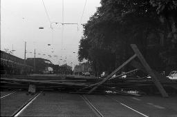 "AJZ-Schliessung" - Bewegte blockieren die Strassen und Tramgleise beim Landesmuseum mit Holzbrettern, 04.09.1980