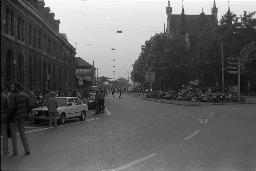 "AJZ-Schliessung" - Bewegte blockieren die Strassen und Tramgleise beim Landesmuseum mit Holzbrettern, 04.09.1980