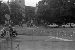 "AJZ-Schliessung" - Bewegte blockieren die Strassen und Tramgleise beim Landesmuseum mit Holzbrettern / Polizeibeamte  räumen den Weg frei, 04.09.1980