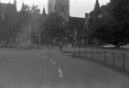 "AJZ-Schliessung" - Bewegte blockieren die Strassen und Tramgleise beim Landesmuseum mit Holzbrettern / Polizeibeamte  räumen den Weg frei, 04.09.1980