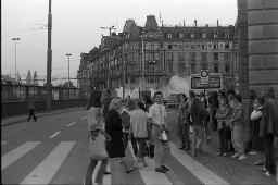 "AJZ-Schliessung" - Strassenszene beim Bahnhofquai; im Hintergrund Rauch auf der Strasse (vermutlich von Tränengas), 04.09.1980