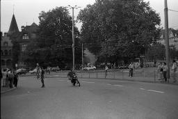 "AJZ-Schliessung" - Strassenszene beim Landesmuseum; im Hintergrund Rauch auf der Strasse (vermutlich von Tränengas), 04.09.1980