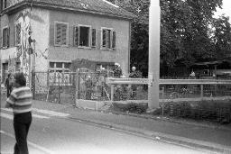"AJZ-Schliessung" - Bewaffnete Polizeibeamte auf dem Gelände des autonomen Jugendzentrums, 04.09.1980