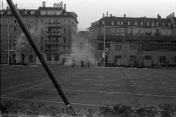 "AJZ-Schliessung" - Ausschreitungen zwischen Polizei und Bewegten; Tränengas wird eingesetzt, 04.09.1980