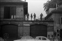 "AJZ-Schliessung" - Polizeibeamte auf einem Teil der Liegenschaft AJZ, 04.09.1980