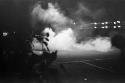 "AJZ-Schliessung" - Ausschreitungen zwischen Polizei und Bewegten; Tränengas wird eingesetzt, 04.09.1980