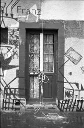 "AJZ" - (Geschlossenes) Autonomes Jugendzentrum in Zürich; verriegelte Tür, 05.09.1980