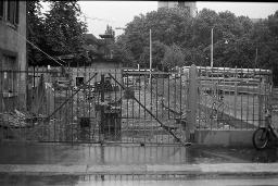 "AJZ" - (Geschlossenes) Autonomes Jugendzentrum in Zürich; versperrtes Eingangstor und Maschendrahtzaun, 05.09.1980