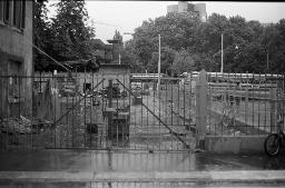 "AJZ" - (Geschlossenes) Autonomes Jugendzentrum in Zürich; versperrtes Eingangstor und Maschendrahtzaun, 05.09.1980