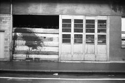 "AJZ" - (Geschlossenes) Autonomes Jugendzentrum in Zürich; verbarrikadierter Eingang, 05.09.1980