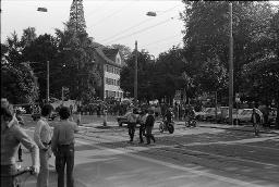 "Pfauen-Demo" - Demonstration der Bewegten für die Wiederöffnung des autonomen Jugendzentrums; Polizeibeamte stehen zum Einsatz bereit, 06.09.1980