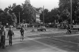"Pfauen-Demo" - Demonstration der Bewegten für die Wiederöffnung des autonomen Jugendzentrums; Polizeibeamte stehen zum Einsatz bereit, 06.09.1980