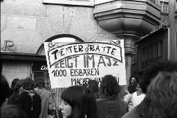 "Pfauen-Demo", "Theater blaue Ratte zeigt im AJZ 1000 Eisbären machen ..." - Demonstration der Bewegten für die Wiederöffnung des autonomen Jugendzentrums; Demonstranten mit einem Transparent, 06.09.1980