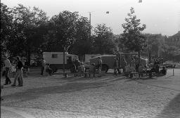 "Pfauen-Demo" - Strassenszene, inmitten der Menschen Polizeifahrzeuge, 06.09.1980