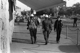 "Pfauen-Demo" - Demonstration der Bewegten für die Wiederöffnung des autonomen Jugendzentrums; Polizeibeamte gehen durch die Strassen, 06.09.1980