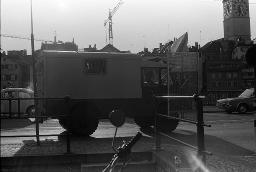 "Pfauen-Demo" - Demonstration der Bewegten für die Wiederöffnung des autonomen Jugendzentrums; grosses Polizeifahrzeug mit Schutzgitter, 06.09.1980