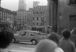 "Pfauen-Demo" - Demonstration der Bewegten für die Wiederöffnung des autonomen Jugendzentrums; Polizeibeamte stehen am Limmatquai zum Einsatz bereit, 06.09.1980