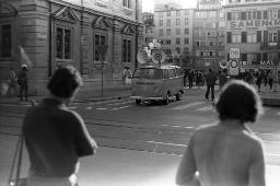 "Pfauen-Demo" - Fahrender Polizei-VW-Bus bei der Rathausbrücke, 06.09.1980