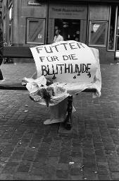 "Pfauen-Demo", "Futter für die Bluthunde" - Demonstration der Bewegten für die Wiederöffnung des autonomen Jugendzentrums; Transparent auf einer Bank am Hirschenplatz, 06.09.1980