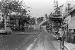 "Pfauen-Demo" - Demonstration der Bewegten für die Wiederöffnung des autonomen Jugendzentrums; Polizeibeamte gehen beim Central mit Wasserwerfern gegen die Demonstranten vor, 06.09.1980