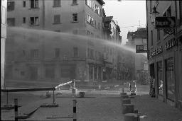 "Pfauen-Demo" - Demonstration der Bewegten für die Wiederöffnung des autonomen Jugendzentrums; Polizeibeamte gehen bei der Mühlegasse ( Sicht in die Niederdorfstrasse) mit Wasserwerfern gegen die Demonstranten vor, 06.09.1980