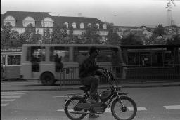 "Pfauen-Demo" - Strassenszene mit Tram, Polizeifahrzeug und einem Motorradfahrer, 06.09.1980
