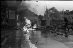 "Pfauen-Demo" - Demonstration der Bewegten für die Wiederöffnung des autonomen Jugendzentrums; Demonstranten zünden eine Strassenblockade beim Rathaus an, 06.09.1980
