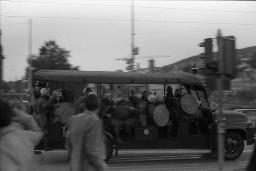 "Pfauen-Demo" - Demonstration der Bewegten für die Wiederöffnung des autonomen Jugendzentrums; vorbeifahrendes Polizeifahrzeug, 06.09.1980