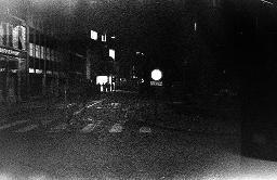 "Pfauen-Demo" - Mit Maschendraht verbarrikadierte Strasse; im Hintergrund Demonstranten, 06.09.1980