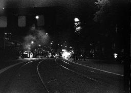 "Pfauen-Demo" - Demonstration der Bewegten (bei Nacht) für die Wiederöffnung des autonomen Jugendzentrums; Demonstranten errichten eine Strassensperre aus Holzlatten und zünden sie an, 06.09.1980
