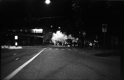 "Pfauen-Demo" - Demonstration der Bewegten (bei Nacht) für die Wiederöffnung des autonomen Jugendzentrums; die Polizei erscheint am Ort des Geschehens, 06.09.1980