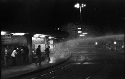 "Pfauen-Demo" - Demonstration der Bewegten (bei Nacht) für die Wiederöffnung des autonomen Jugendzentrums; Polizeibeamte gehen beim Central mit Wasserwerfern gegen die Demonstranten vor, 06.09.1980