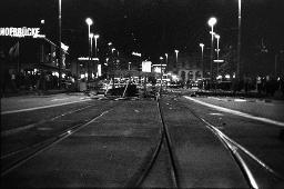 "Pfauen-Demo" - Demonstration der Bewegten (bei Nacht) für die Wiederöffnung des autonomen Jugendzentrums; mit Holzteilen blockierte Strasse, 06.09.1980