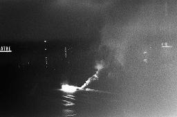 "Pfauen-Demo" - Demonstration der Bewegten (bei Nacht) für die Wiederöffnung des autonomen Jugendzentrums; brennende Pyrotechnik, 06.09.1980