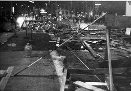 "Pfauen-Demo" - Demonstration der Bewegten (bei Nacht) für die Wiederöffnung des autonomen Jugendzentrums; mit Holzteilen blockierte Strasse und Gleise, 06.09.1980