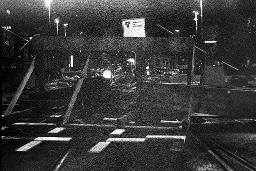 "Pfauen-Demo" - Demonstration der Bewegten (bei Nacht) für die Wiederöffnung des autonomen Jugendzentrums; mit Holzteilen blockierte Strasse, 06.09.1980