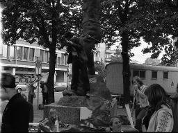 "Wohnungsdemo Werdplatz" - Einige Jugendliche, die sich auf dem Platz unterhalten, 01.10.1980