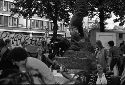 "Wohnungsdemo Werdplatz" - Einige Jugendliche, die sich auf dem Platz unterhalten, 01.10.1980
