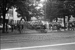 "Wohnungsdemo Werdplatz", "d'Lügeschaftsverwaltig ... nume" - Transparent und Jugendliche auf dem Platz, 01.10.1980