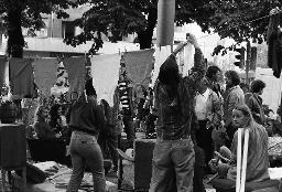 "Wohnungsdemo Werdplatz" - Einige Jugendliche, die sich auf dem Platz unterhalten; ein Mann hängt Kleidungsstücke auf, 01.10.1980