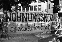 "Wohnungsdemo Werdplatz", "Wohnungsnot Spekulantenbrot!" - Transparent, 01.10.1980