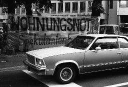 "Wohnungsdemo Werdplatz", "Wohnungsnot Spekulantenbrot!" - Transparent, 01.10.1980