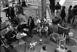 "Wohnungsdemo Werdplatz" - Einige Jugendliche, die sich auf dem Platz eingerichtet haben und sich unterhalten, 01.10.1980