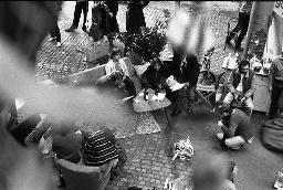"Wohnungsdemo Werdplatz" - Einige Jugendliche, die sich auf dem Platz eingerichtet haben und sich unterhalten, 01.10.1980