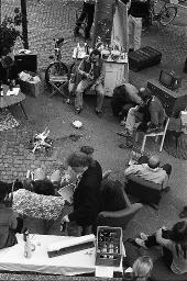 "Wohnungsdemo Werdplatz" - Einige Jugendliche, die sich auf dem Platz eingerichtet haben und sich unterhalten, 01.10.1980