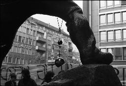 "Wohnungsdemo Werdplatz" - Eine Lampe mondiert am Bein des 'Prometheus', Skulptur von Werner F. Kunz, 01.10.1980