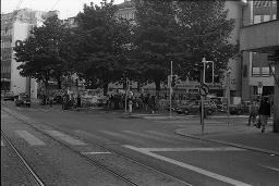 "Wohnungsdemo Werdplatz", "kei Wonige ume" - Transparente und Jugendliche beim Werdplatz, 01.10.1980