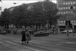 "Wohnungsdemo Werdplatz" - Transparente und Jugendliche beim Werdplatz, 01.10.1980